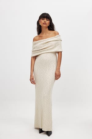 Gestricktes Maxikleid mit Off-Shoulder