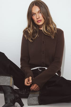 Dark Brown Strickjacke mit Rundhalsausschnitt