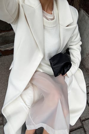 Offwhite Strikket sweater i uldblanding med dyb hals