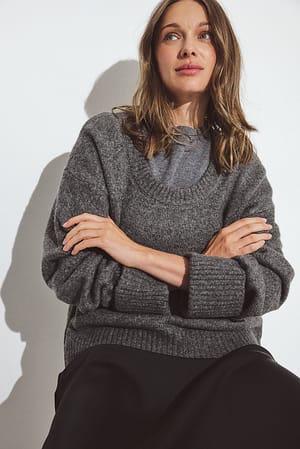 Mid Grey Mel Strikket sweater i uldblanding med dyb hals