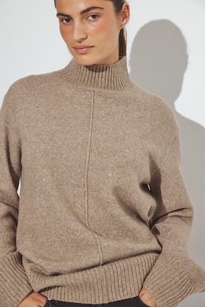 Beige Pull en maille de laine à coutures contrastantes
