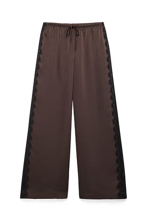 Brown Hose mit Spitzendetail