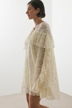 Cream langärmeliges Minikleid mit Spitze und Rüschen