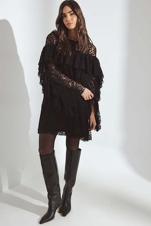 Black langärmeliges Minikleid mit Spitze und Rüschen