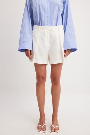 Leinenshorts mit weiten Beinen