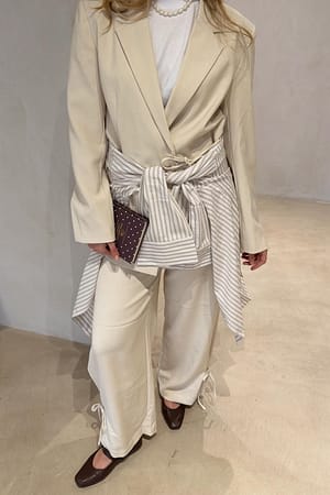 Sand Vanlig blazer med knytedetaljer