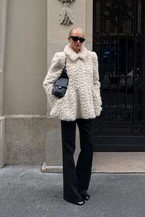 Beige Chaqueta de pelo sintético con mangas redondeadas