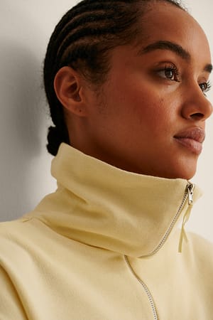 Pastel Yellow Pullover Mit Hohem Kragen