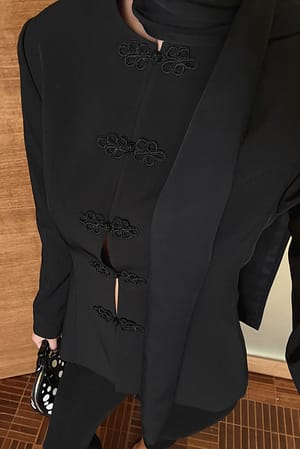 Black Blazer mit markierter Taille und Knopfdetail