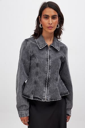 Denimjacka med markerad midja
