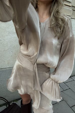 Beige Minikleid mit Rüschen und Rüschen an der Taille