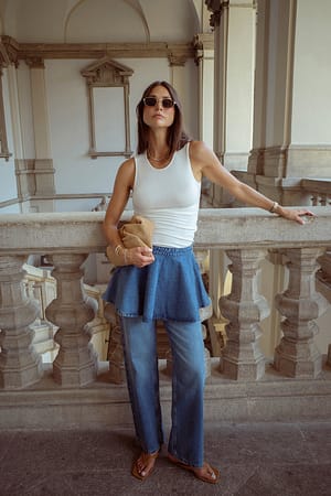 Mid Blue Denim med mellemhøj talje og nederdeltetalje