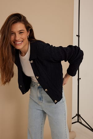 Dark Blue Cardigan mit Knopfdetail am Kragen