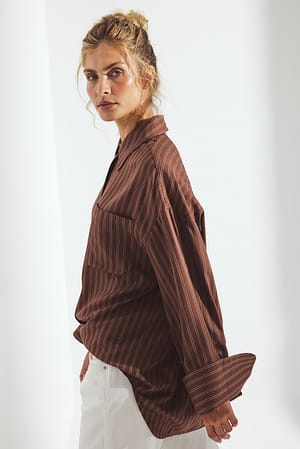 Brown Stripe Oversized skjorte i modal med lomme