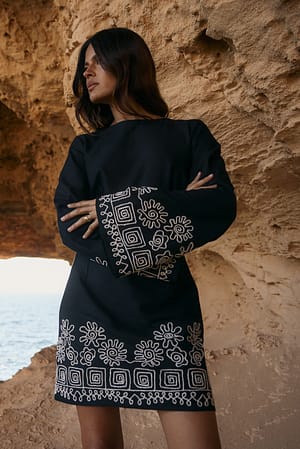langärmeliges Minikleid mit Stickerei