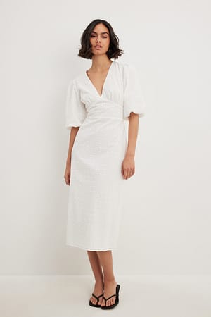 Vestido midi con bordado inglés y mangas abullonadas