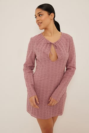 Dusty Pink Anglaise minikjole med knyting foran