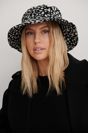 Black/White Bøttehatt Med Dyreprint