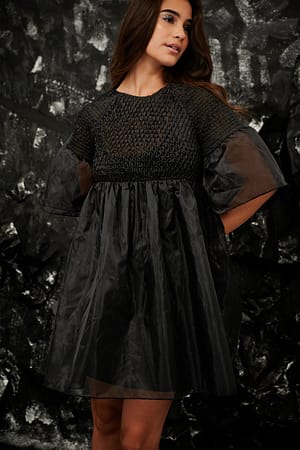 Black Kjole Med Smock Og Puffermer