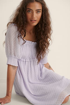 Lilac Minikleid Mit Einem Kurzem Ärmel Und Einem Fließend Material
