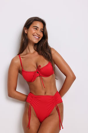 Red Hoog uitgesneden bikinibroekje