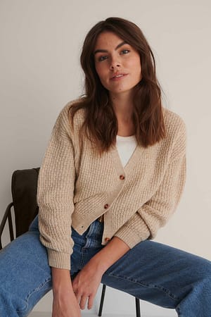 Beige Dropped-Shoulder-Strickjacke mit Knöpfen