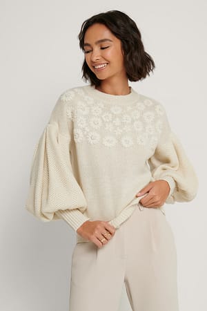 Off White Sweater Mit Ballonärmeln Und Blumenstickerei