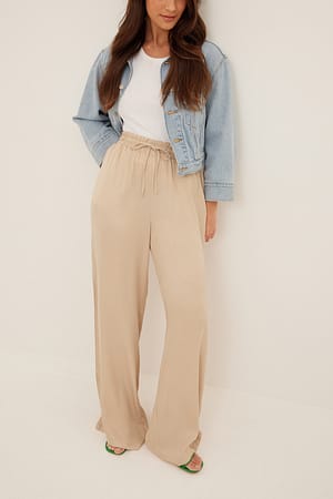 Beige Fließende Satinhose aus Recyclingmaterial
