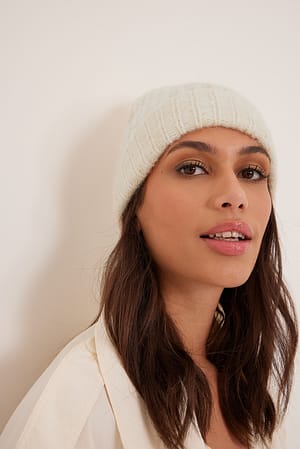Offwhite Fluffig stickad beanie
