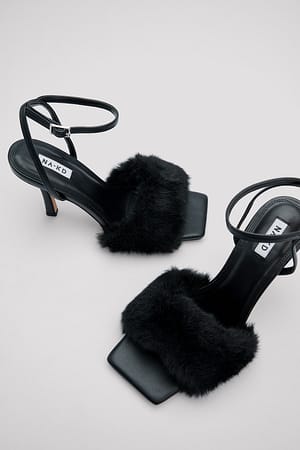 Black Hakschoenen met pluizige bandjes