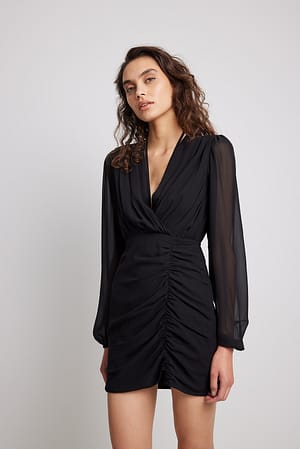 Black Minikleid mit gerafftem V-Ausschnitt