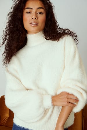 Offwhite Hochgeschlossener Strickpullover mit Ballonärmeln