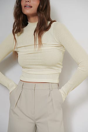 Offwhite Top Met Hoge Halsdetail