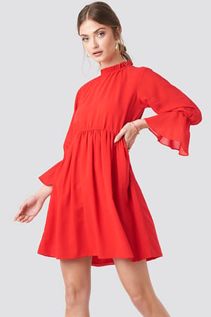 Minikleid Mit Hohem Ausschnitt Mit Rüschen