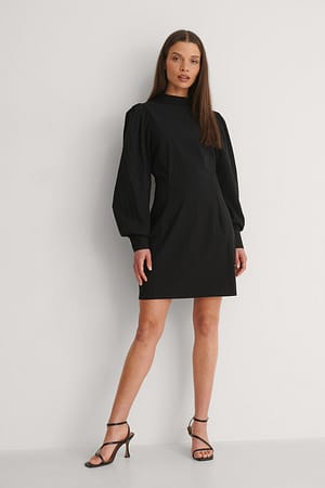 Black Kleid Mit Hohem Ausschnitt