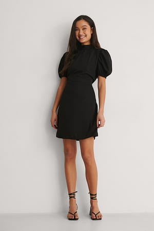 Hochgeschlossenes Kleid Mit Offenem Rücken