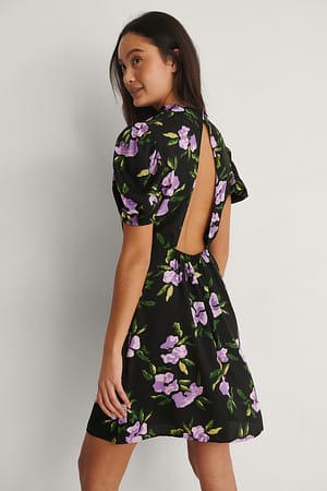 Purple Flower Hochgeschlossenes Kleid Mit Offenem Rücken