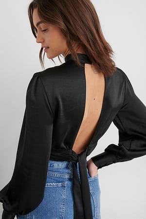 Black Satinbluse mit hohem Kragen