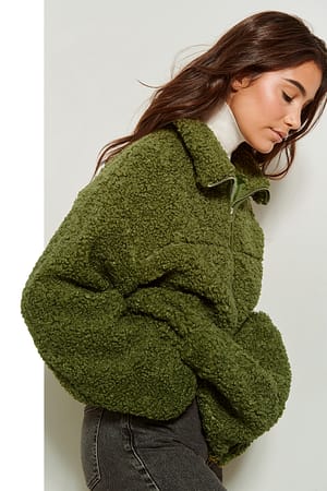 Olive Teddyjacka med hög krage