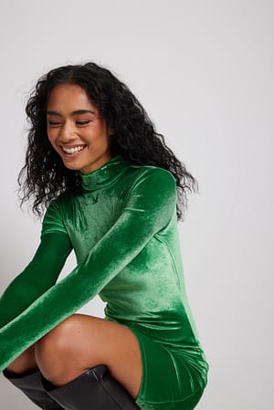 Green Hochgeschlossenes Minikleid aus Samt