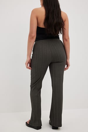 Hochtaillierte Hose aus unregelmäßiger Rippe