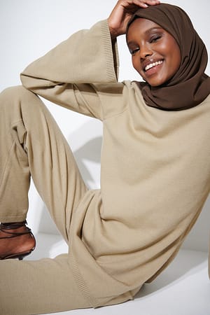 Taupe Stickad Tröja Med Slitsdetalj