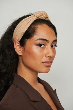 Beige Pannband med knytdetalj