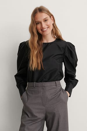 Black Bluse Med Lange Mansjetter Og Rund Utringning