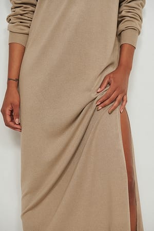 Beige Langes, hochgeschlossenes Strickkleid mit Schlitz