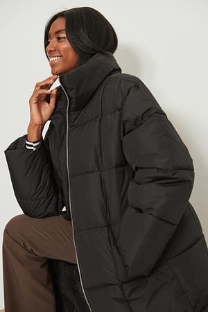 Black Recycelte lange gefütterte Steppjacke