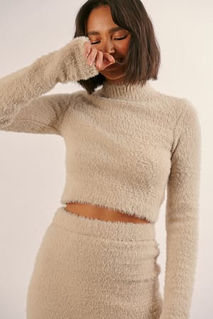 Beige Pull court en maille floue à manches trois-quarts