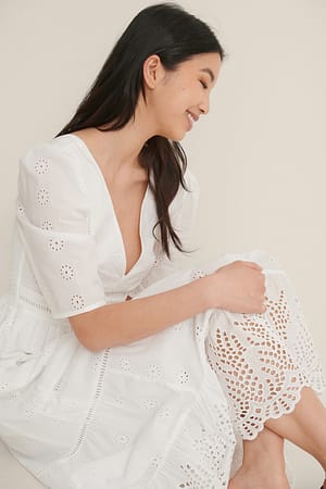 White Robe Midi Avec Design De Col En V Et Broderie Anglaise