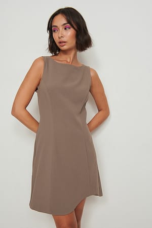 Taupe Mini asymmetrisk kjole