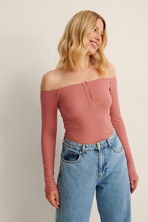 Dusty Pink Recycled off-shouldertopp med knappar
